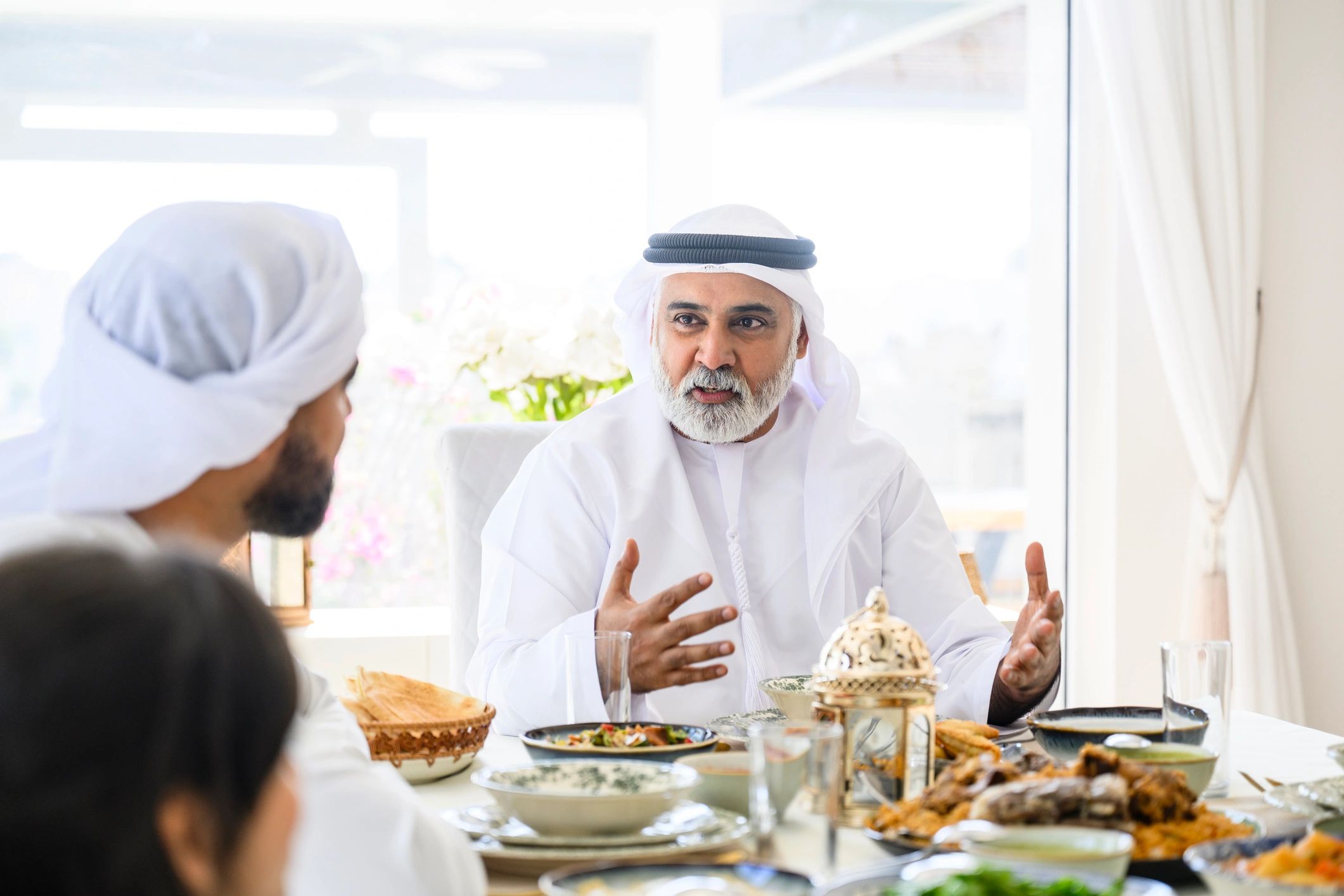 مشهد أسري يعبر عن الاستقرار والدعم المجتمعي